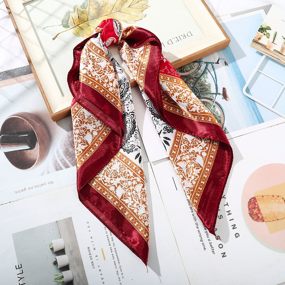 Foulard quadrati da donna. Eleganti e versatili, questi foulard quadrati da donna aggiungono un tocco di classe a qualsiasi outfit.