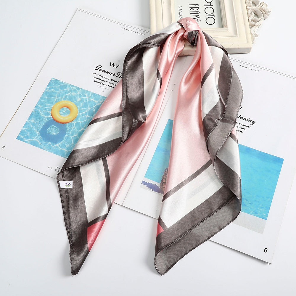 Foulard quadrati da donna. Eleganti e versatili, questi foulard quadrati da donna aggiungono un tocco di classe a qualsiasi outfit.