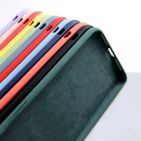 Custodia in silicone morbido a tinta unita per iPhone. Proteggi il tuo iPhone con stile e funzionalità! Questa custodia in silicone morbido