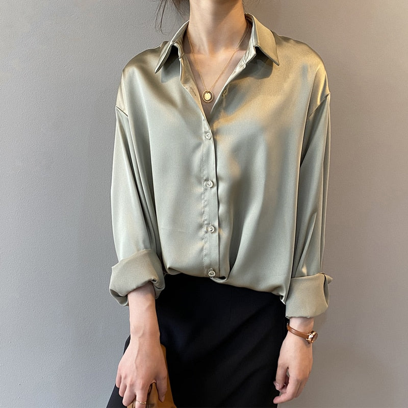 blusa elegante in seta e poliestere con chiusura a bottoni è perfetta per un look sofisticato e versatile.