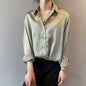 blusa elegante in seta e poliestere con chiusura a bottoni è perfetta per un look sofisticato e versatile.