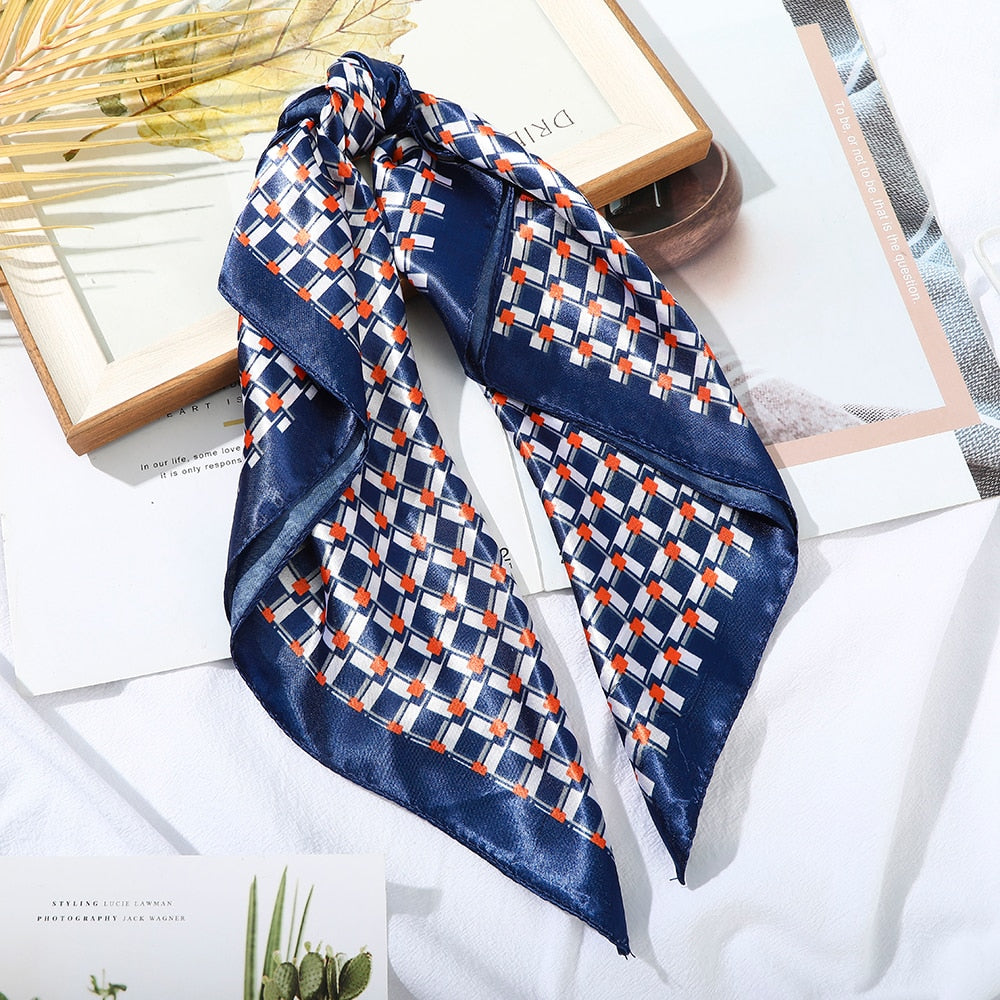 Foulard quadrati da donna. Eleganti e versatili, questi foulard quadrati da donna aggiungono un tocco di classe a qualsiasi outfit.