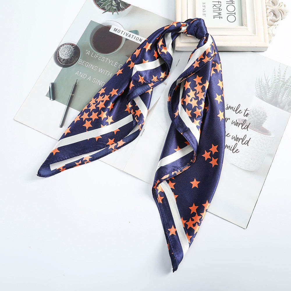 Foulard quadrati da donna. Eleganti e versatili, questi foulard quadrati da donna aggiungono un tocco di classe a qualsiasi outfit.