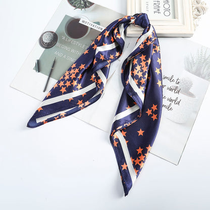 Foulard quadrati da donna. Eleganti e versatili, questi foulard quadrati da donna aggiungono un tocco di classe a qualsiasi outfit.