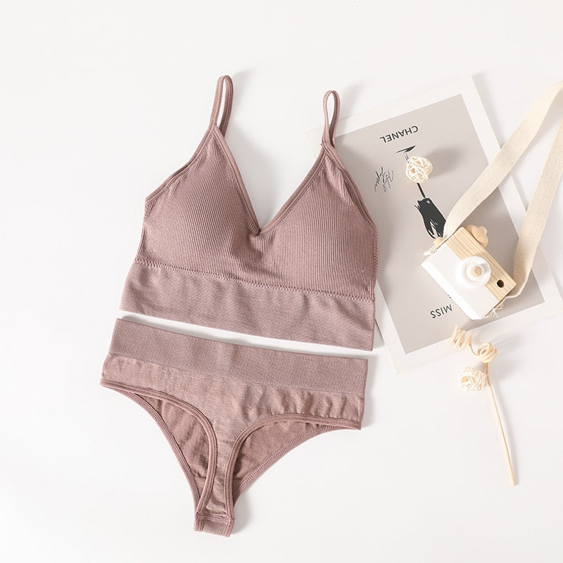 Set di intimo fitness da donna. Progettato per il massimo comfort e supporto durante l'attività fisica.