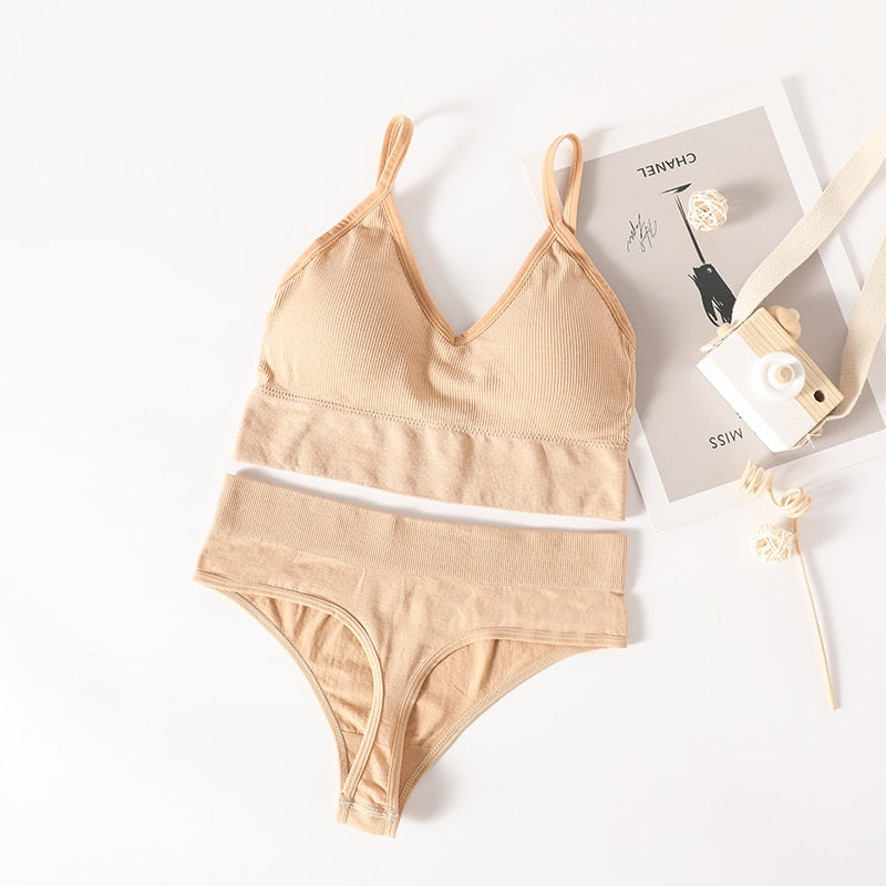 Set di intimo fitness da donna. Progettato per il massimo comfort e supporto durante l'attività fisica.