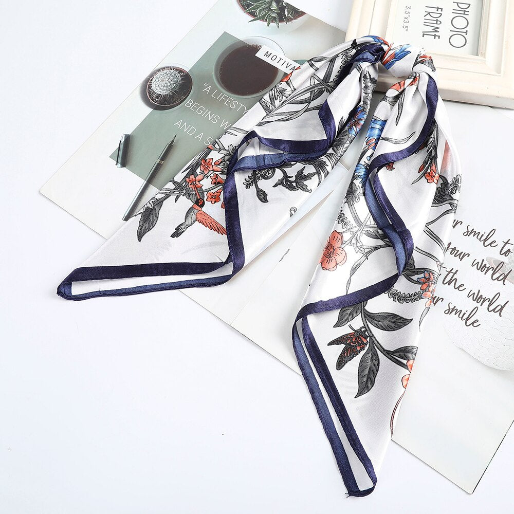 Foulard quadrati da donna. Eleganti e versatili, questi foulard quadrati da donna aggiungono un tocco di classe a qualsiasi outfit.