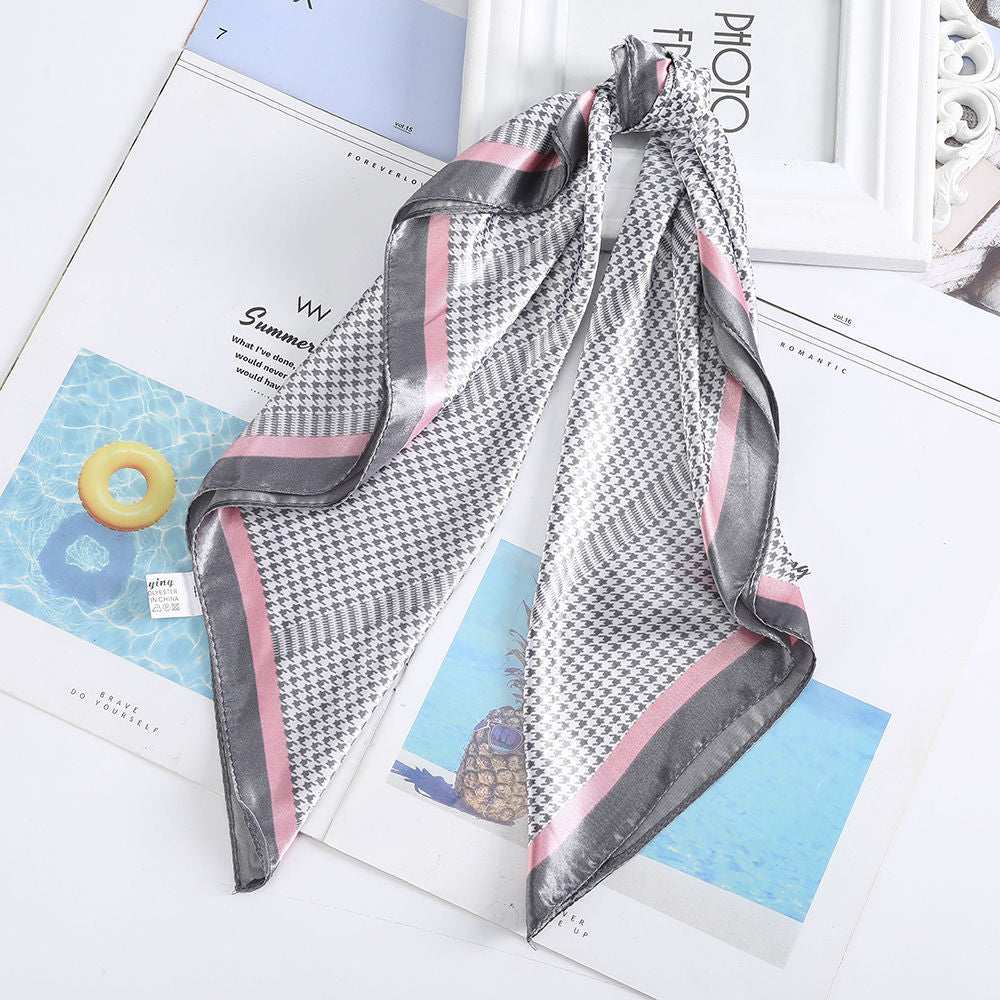 Foulard quadrati da donna. Eleganti e versatili, questi foulard quadrati da donna aggiungono un tocco di classe a qualsiasi outfit.