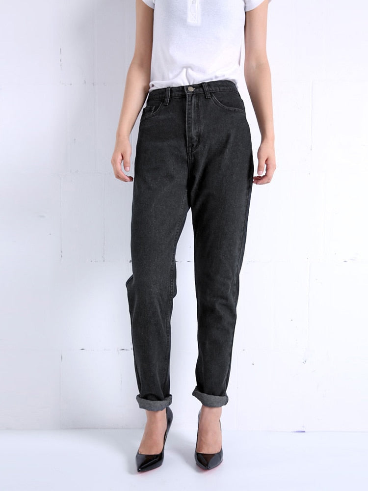 Jeans vintage a vita alta da donna. Questi jeans dal fascino rétro combinano stile e comfort.