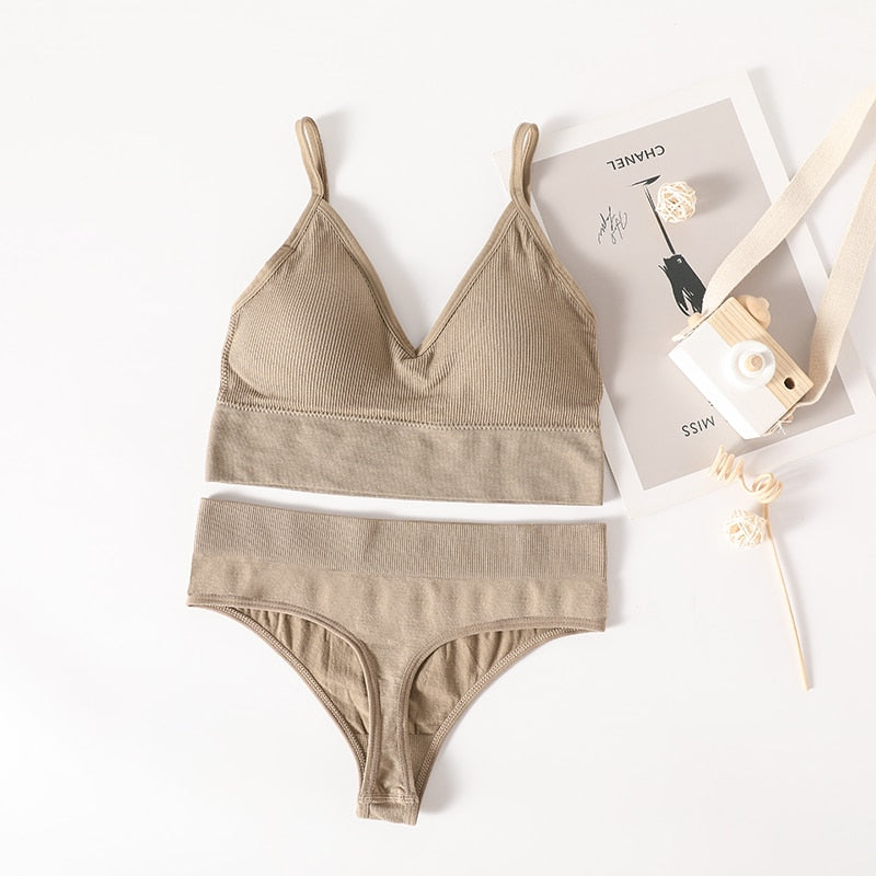 Set di intimo fitness da donna. Progettato per il massimo comfort e supporto durante l'attività fisica.
