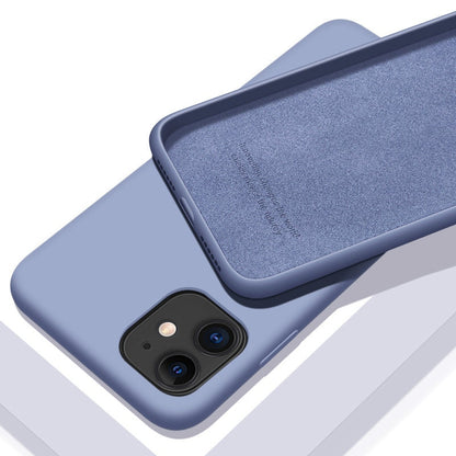 Custodia in silicone morbido a tinta unita per iPhone. Proteggi il tuo iPhone con stile e funzionalità! Questa custodia in silicone morbido