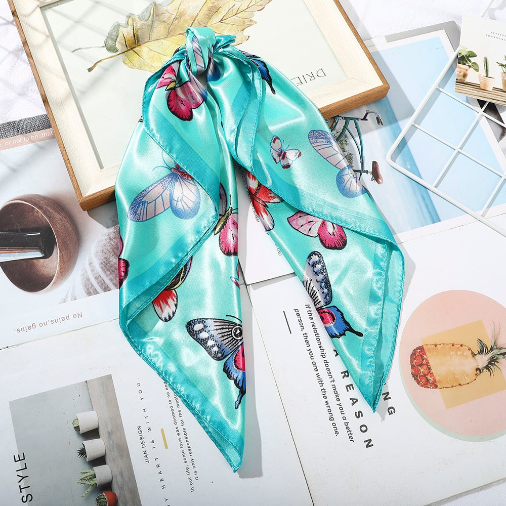 Foulard quadrati da donna. Eleganti e versatili, questi foulard quadrati da donna aggiungono un tocco di classe a qualsiasi outfit.