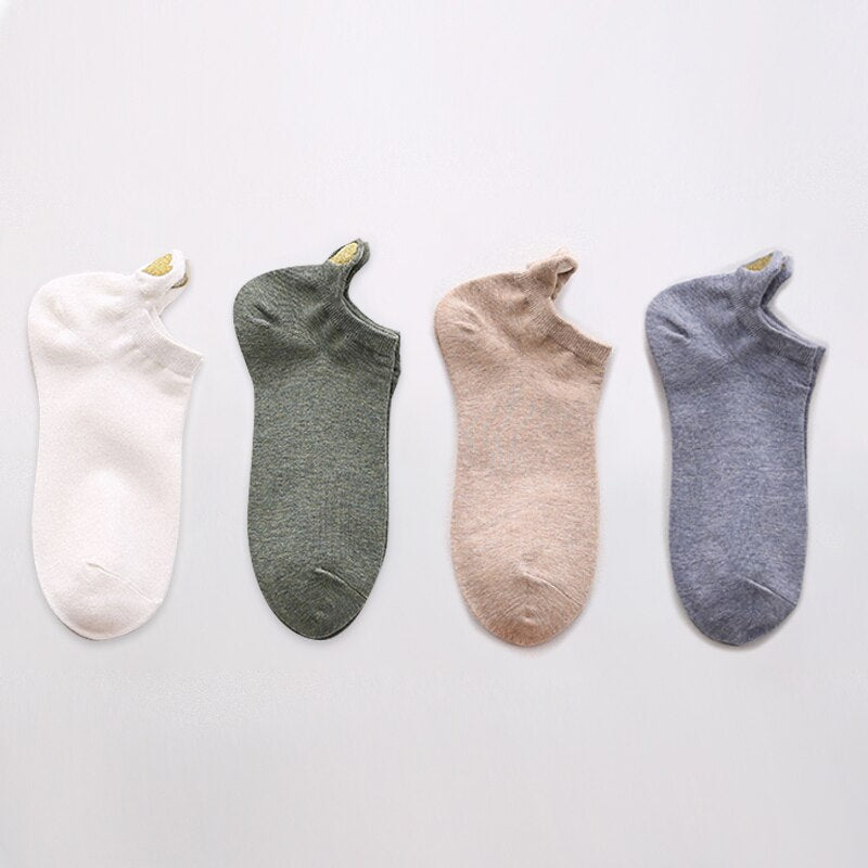 Set da 4 paia di calzini corti da donna. Comfort e stile per la stagione primaverile! Questi calzini in cotone morbido offrono una vestibilità leggera e traspirante, perfetta per il clima più mite.