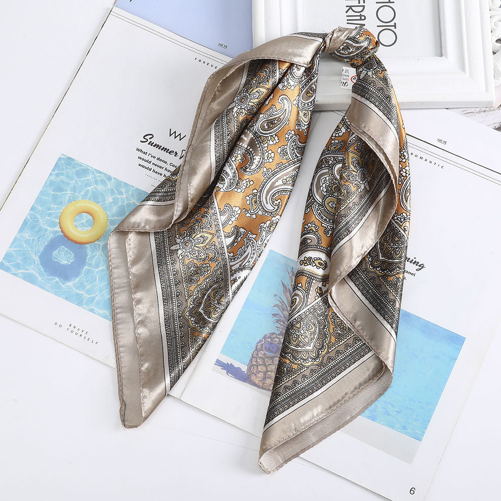 Foulard quadrati da donna. Eleganti e versatili, questi foulard quadrati da donna aggiungono un tocco di classe a qualsiasi outfit.