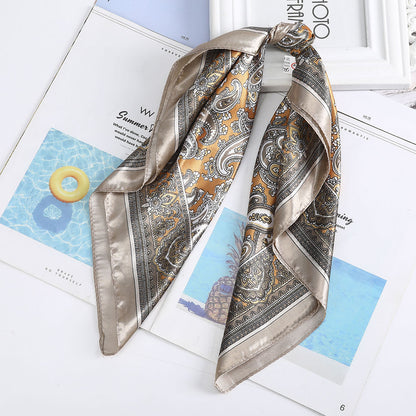Foulard quadrati da donna. Eleganti e versatili, questi foulard quadrati da donna aggiungono un tocco di classe a qualsiasi outfit.