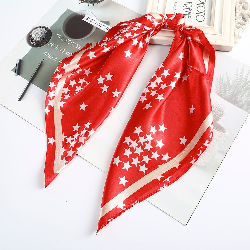 Foulard quadrati da donna. Eleganti e versatili, questi foulard quadrati da donna aggiungono un tocco di classe a qualsiasi outfit.