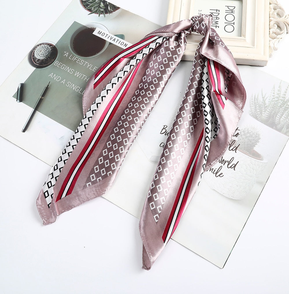 Foulard quadrati da donna. Eleganti e versatili, questi foulard quadrati da donna aggiungono un tocco di classe a qualsiasi outfit.