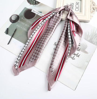 Foulard quadrati da donna. Eleganti e versatili, questi foulard quadrati da donna aggiungono un tocco di classe a qualsiasi outfit.