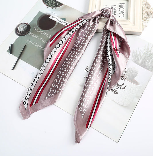 Foulard quadrati da donna. Eleganti e versatili, questi foulard quadrati da donna aggiungono un tocco di classe a qualsiasi outfit.