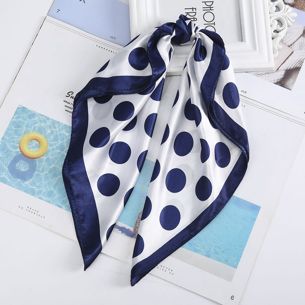 Foulard quadrati da donna. Eleganti e versatili, questi foulard quadrati da donna aggiungono un tocco di classe a qualsiasi outfit.