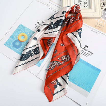 Foulard quadrati da donna. Eleganti e versatili, questi foulard quadrati da donna aggiungono un tocco di classe a qualsiasi outfit.