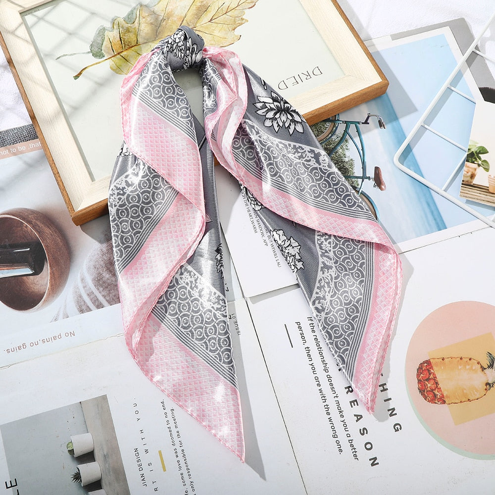 Foulard quadrati da donna. Eleganti e versatili, questi foulard quadrati da donna aggiungono un tocco di classe a qualsiasi outfit.