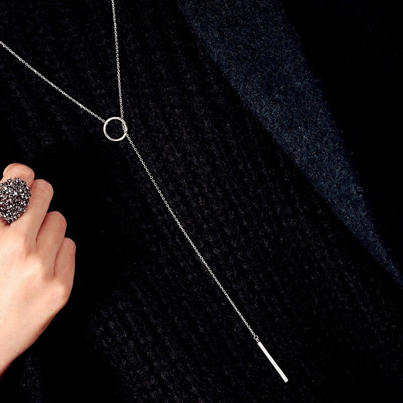 Collana con pendente in stile vintage minimalista. Elegante,