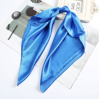 Foulard quadrati da donna. Eleganti e versatili, questi foulard quadrati da donna aggiungono un tocco di classe a qualsiasi outfit.