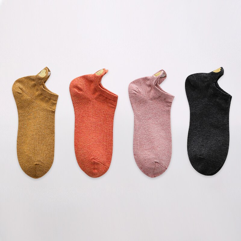 Set da 4 paia di calzini corti da donna. Comfort e stile per la stagione primaverile! Questi calzini in cotone morbido offrono una vestibilità leggera e traspirante, perfetta per il clima più mite.