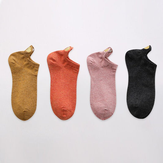 Set da 4 paia di calzini corti da donna. Comfort e stile per la stagione primaverile! Questi calzini in cotone morbido offrono una vestibilità leggera e traspirante, perfetta per il clima più mite.