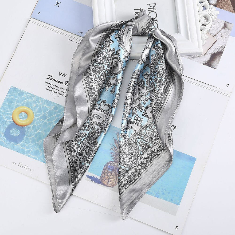 Foulard quadrati da donna. Eleganti e versatili, questi foulard quadrati da donna aggiungono un tocco di classe a qualsiasi outfit.