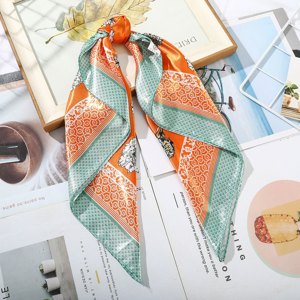 Foulard quadrati da donna. Eleganti e versatili, questi foulard quadrati da donna aggiungono un tocco di classe a qualsiasi outfit.
