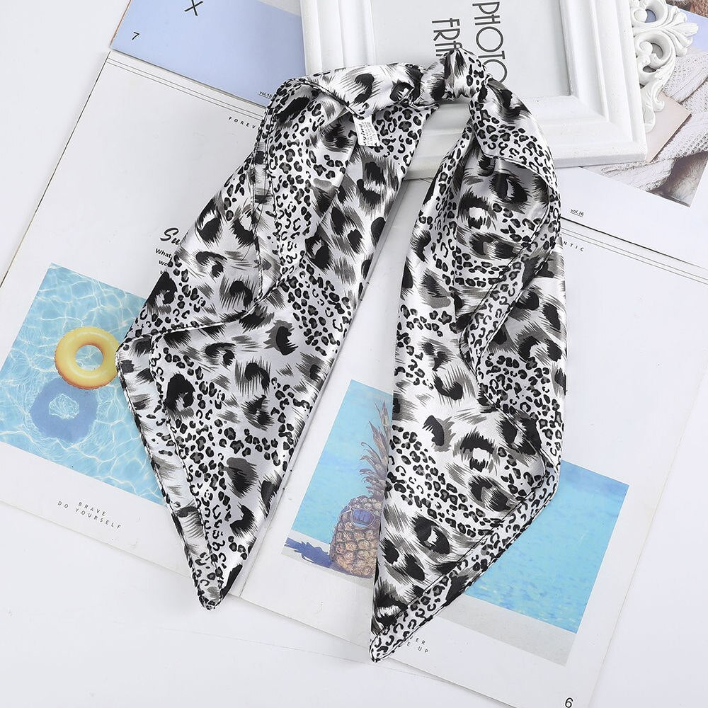 Foulard quadrati da donna. Eleganti e versatili, questi foulard quadrati da donna aggiungono un tocco di classe a qualsiasi outfit.