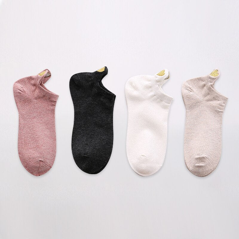 Set da 4 paia di calzini corti da donna. Comfort e stile per la stagione primaverile! Questi calzini in cotone morbido offrono una vestibilità leggera e traspirante, perfetta per il clima più mite.