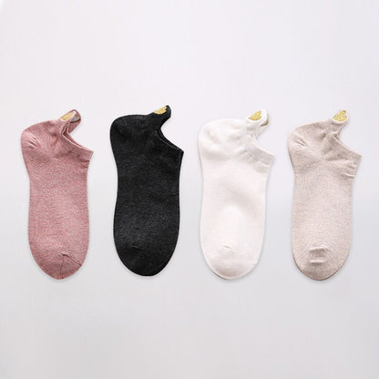Set da 4 paia di calzini corti da donna. Comfort e stile per la stagione primaverile! Questi calzini in cotone morbido offrono una vestibilità leggera e traspirante, perfetta per il clima più mite.