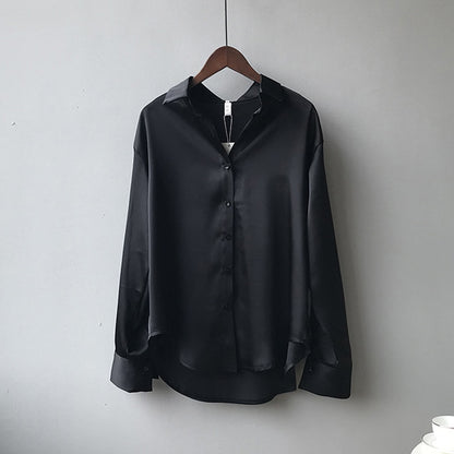 blusa elegante in seta e poliestere con chiusura a bottoni è perfetta per un look sofisticato e versatile.