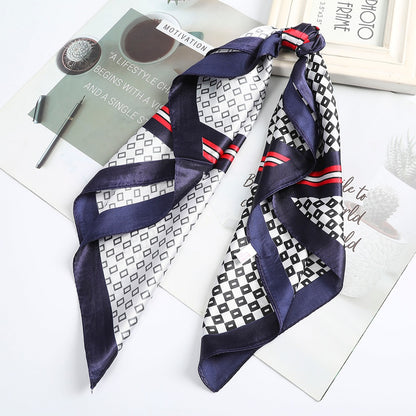 Foulard quadrati da donna. Eleganti e versatili, questi foulard quadrati da donna aggiungono un tocco di classe a qualsiasi outfit.