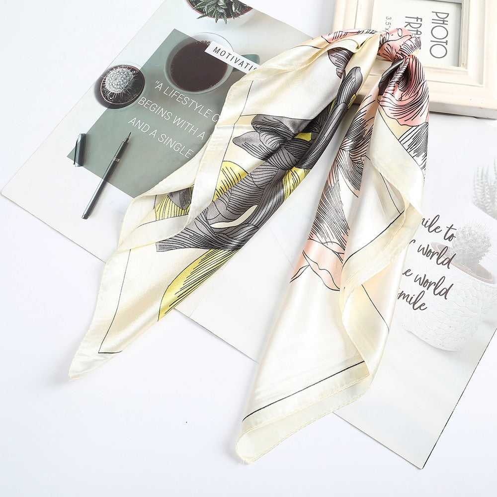Foulard quadrati da donna. Eleganti e versatili, questi foulard quadrati da donna aggiungono un tocco di classe a qualsiasi outfit.