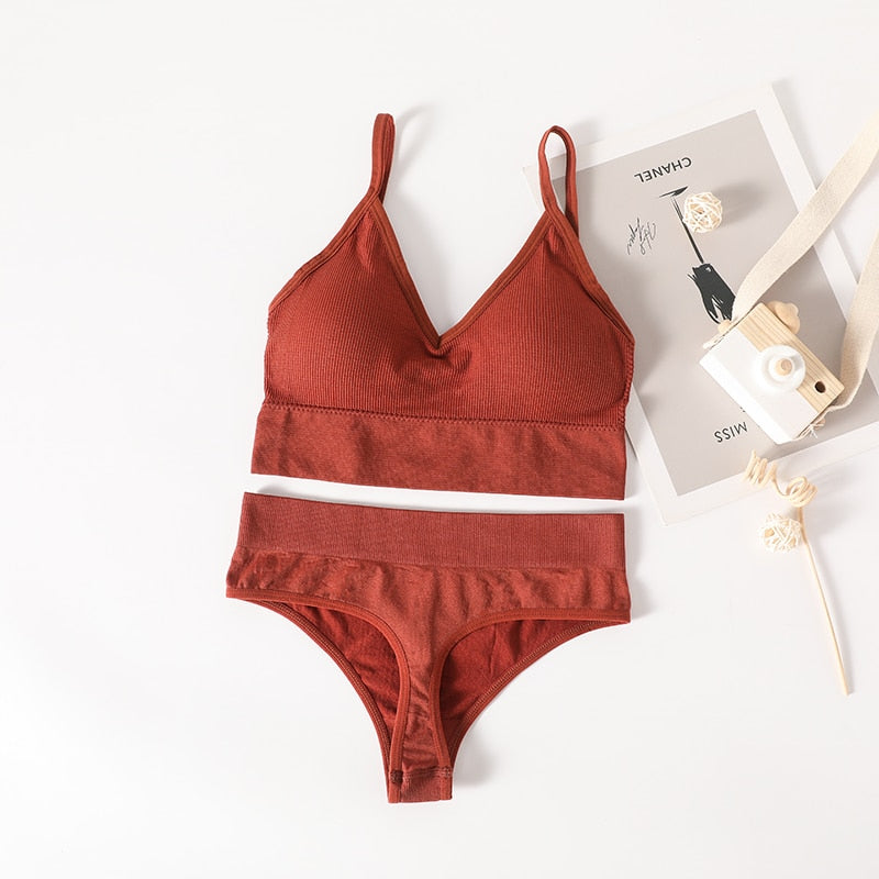 Set di intimo fitness da donna. Progettato per il massimo comfort e supporto durante l'attività fisica.