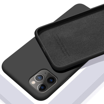 Custodia in silicone morbido a tinta unita per iPhone. Proteggi il tuo iPhone con stile e funzionalità! Questa custodia in silicone morbido