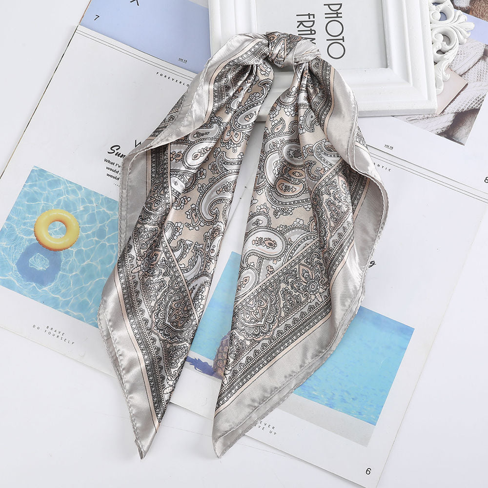 Foulard quadrati da donna. Eleganti e versatili, questi foulard quadrati da donna aggiungono un tocco di classe a qualsiasi outfit.