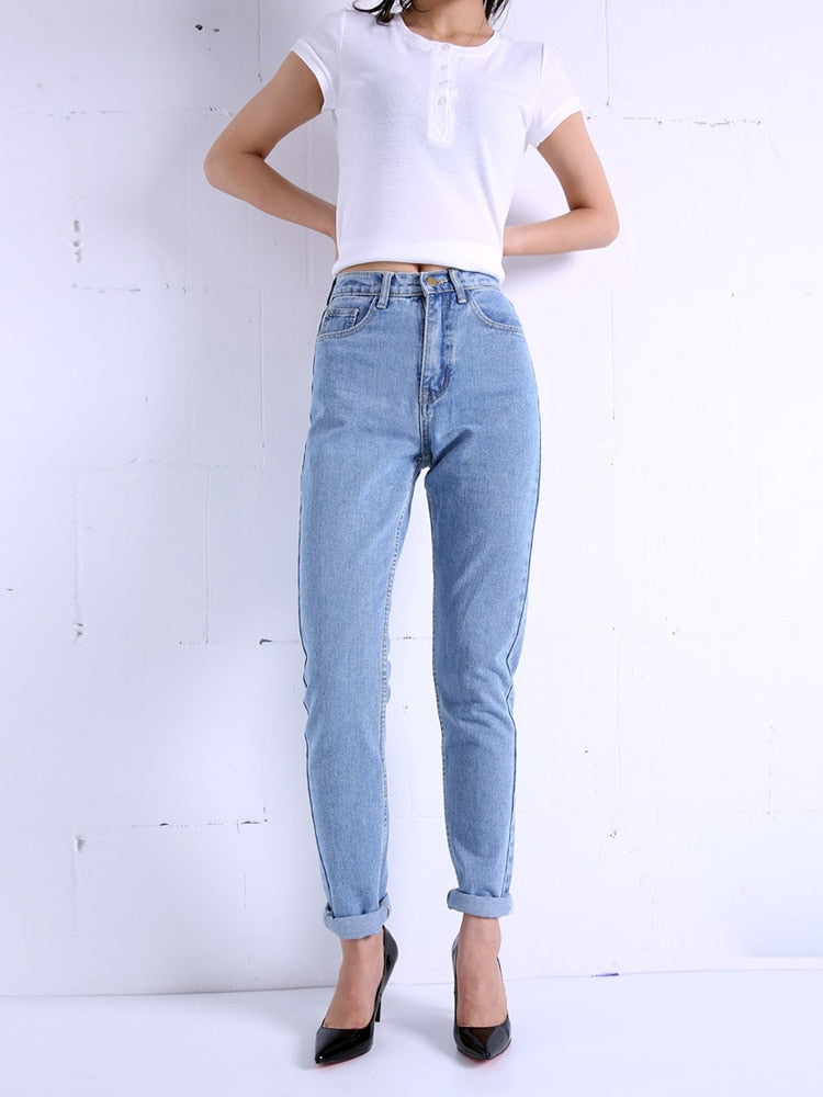 Jeans vintage a vita alta da donna. Questi jeans dal fascino rétro combinano stile e comfort.