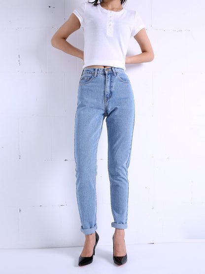 Jeans vintage a vita alta da donna. Questi jeans dal fascino rétro combinano stile e comfort.