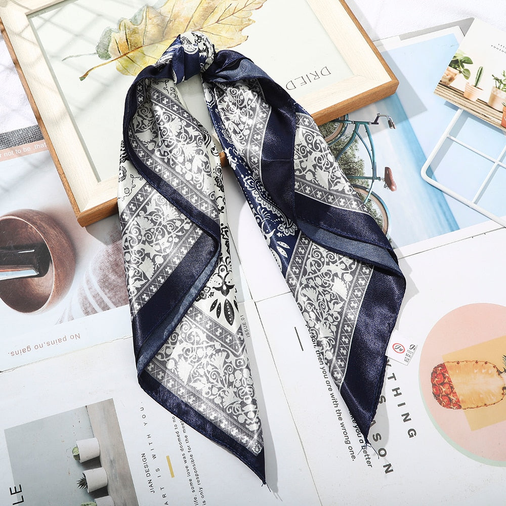 Foulard quadrati da donna. Eleganti e versatili, questi foulard quadrati da donna aggiungono un tocco di classe a qualsiasi outfit.