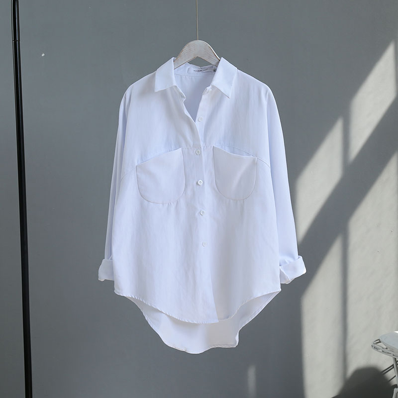 Blusa estiva a maniche lunghe da donna.
