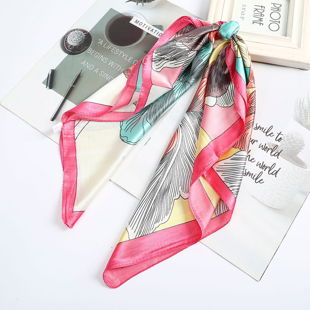 Foulard quadrati da donna. Eleganti e versatili, questi foulard quadrati da donna aggiungono un tocco di classe a qualsiasi outfit.