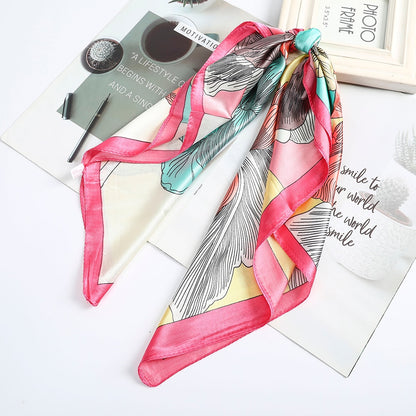 Foulard quadrati da donna. Eleganti e versatili, questi foulard quadrati da donna aggiungono un tocco di classe a qualsiasi outfit.