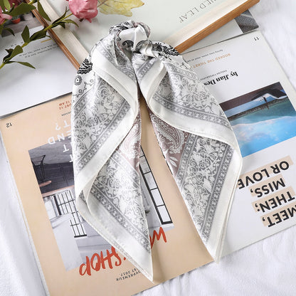 Foulard quadrati da donna. Eleganti e versatili, questi foulard quadrati da donna aggiungono un tocco di classe a qualsiasi outfit.