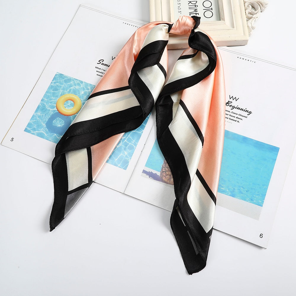 Foulard quadrati da donna. Eleganti e versatili, questi foulard quadrati da donna aggiungono un tocco di classe a qualsiasi outfit.