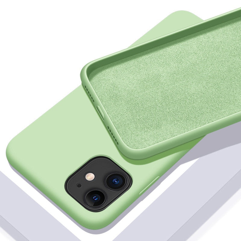 Custodia in silicone morbido a tinta unita per iPhone. Proteggi il tuo iPhone con stile e funzionalità! Questa custodia in silicone morbido